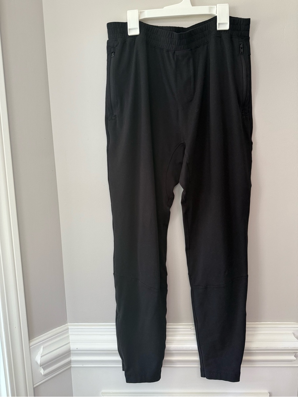ALO Yoga Men's Black Performance Lightweight Joggers with Zip Pockets Size M
